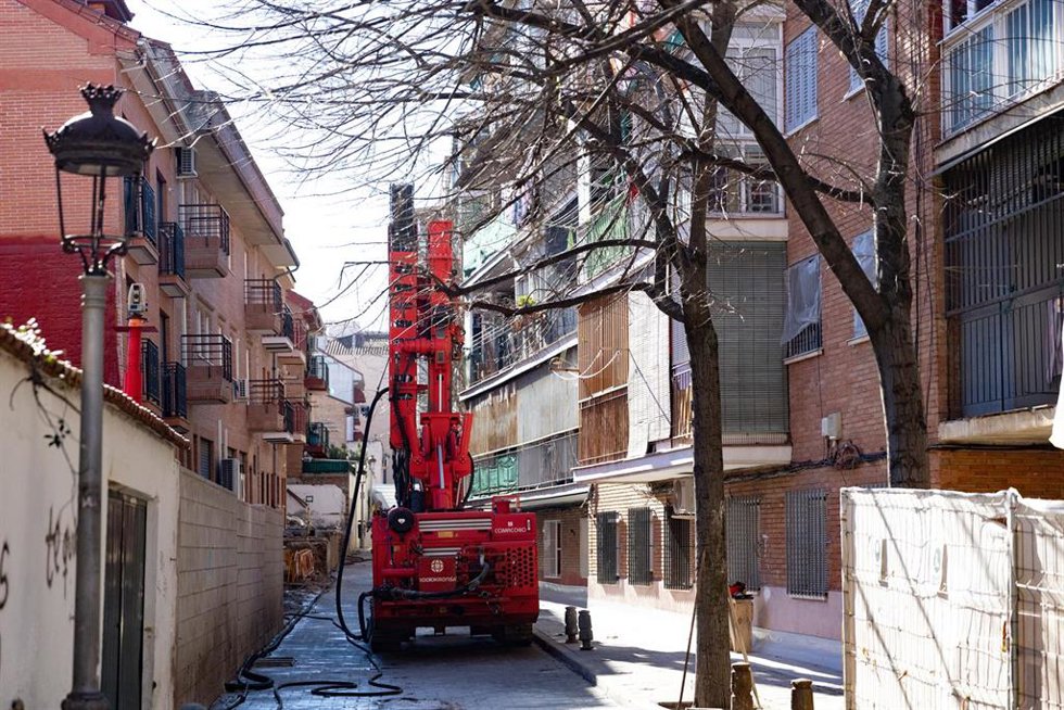 Maquina que inyecta hormigón en la parte de atrás del edificio de viviendas desalojado en la plaza de la Fuente del Trébol. Archivo.