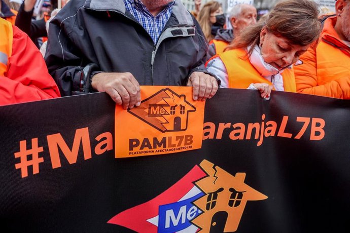 Varias personas protestan en una manifestación por las afecciones de las obras de la Línea 7B de Metro.