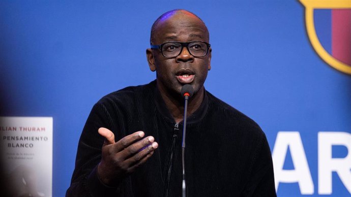 El exjugador del FC Barcelona Lilian Thuram presenta 'El Pensamiento Blanco' en el Auditori 1899 del Camp Nou