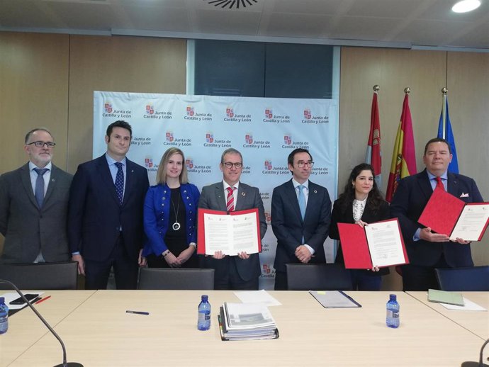 Veganzones posa con los representantes de los colegios profesionales de nutricionistas, fisioterapeutas, psicólogos, preparadores físicos y terapeutas ocupacionales