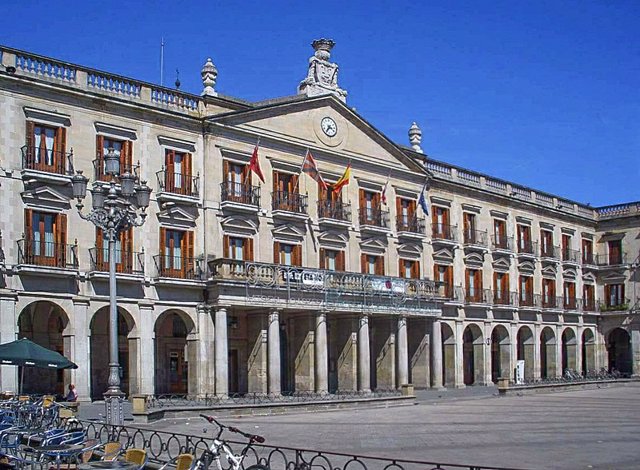 Agentes de la Policía Nacional llevan al hombre detenido, con gorra, por su presunta relación con el envío de las cartas explosivas a diferentes instituciones, a 25 de enero de 2023, en Miranda de Ebro,