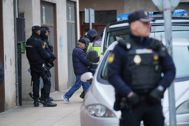Agentes de la Policía Nacional llevan al hombre detenido, con gorra, por su presunta relación con el envío de las cartas explosivas a diferentes instituciones, a 25 de enero de 2023, en Miranda de Ebro,