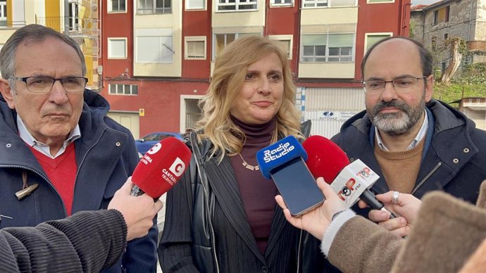 La secretaria de Organización del PSOE y portavoz parlamentaria, Noelia Cobo; el secretario general del partido en Torrelavega, José Luis Urraca (d); y el primer teniente de alcalde, José Manuel Cruz Viadero (i).