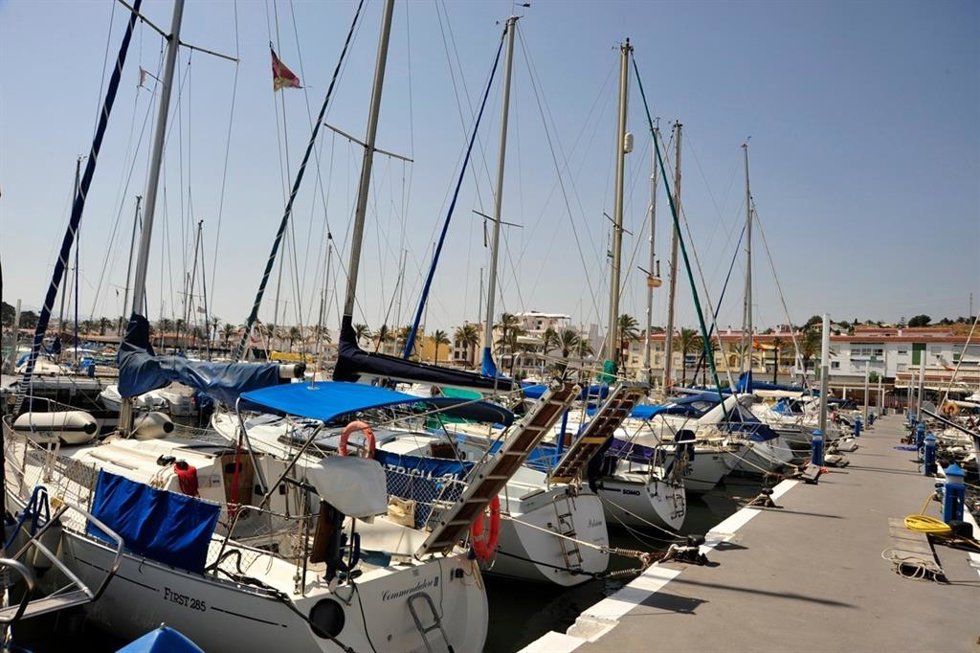 Imagen de archivo de barcos atracados en un puerto.