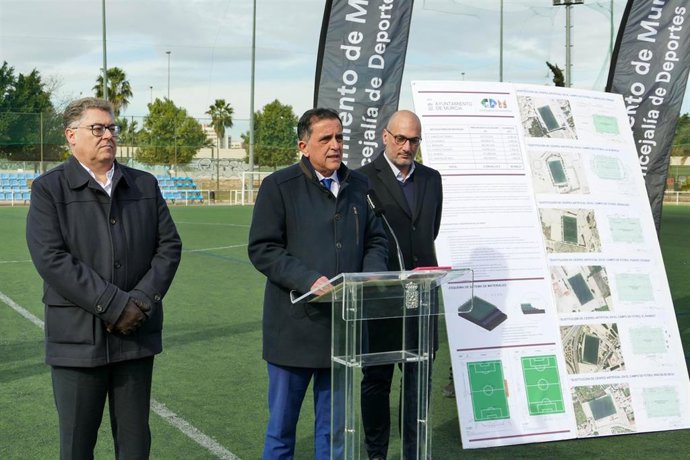 El alcalde de Murcia, José Antonio Serrano, en una rueda de prensa para informar del plan municipal sobre la renovación del césped de campos de fútbol