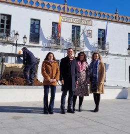 El delegado territorial de Justicia, Administración Local y Función Pública en Sevilla, Javier Millán, se ha reunido con la alcaldesa de Alanís de la Sierra (Sevilla), Eva Ruiz.