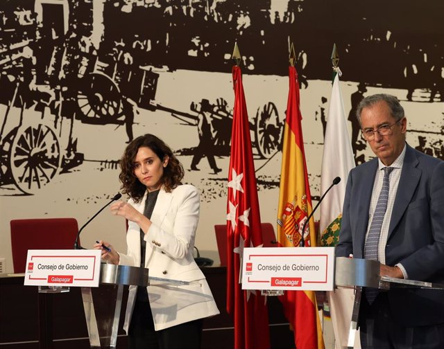 La presidenta de la Comunidad de Madrid, Isabel Díaz Ayuso y el vicepresidente de la Comunidad de Madrid y consejero de Educación, Universidades y Ciencia de la Comunidad de Madrid, Enrique Ossorio