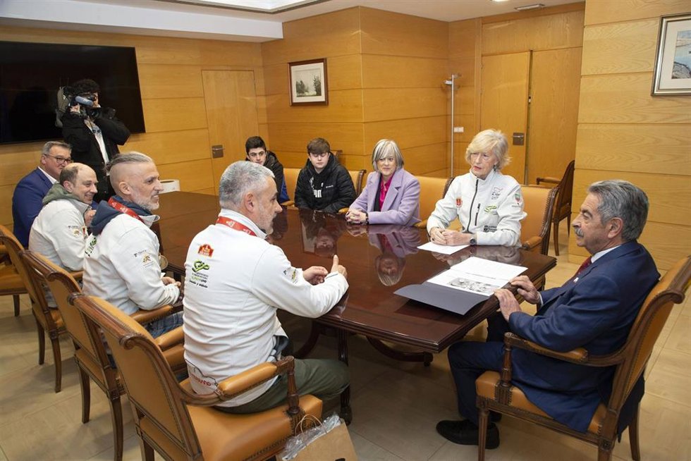 El presidente de Cantabria, Miguel Ángel Revilla, y la consejera de Educación y FP, Marina Lombó, reciben a alumnos y profesores del Centro Integrado de FP N 1 de Santander que han participado en el Rally Dakar con un coche preparado en Cantabria.