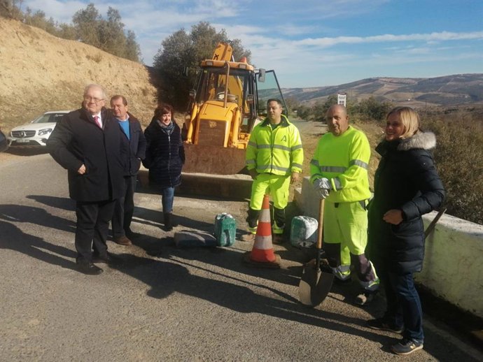 El delegado de Fomento, Ordenación del Territorio y Vivienda de la Junta en Granada, Antonio Ayllón, ha visitado algunas de las actuaciones que desde la Consejería del ramo se llevan a cabo en la comarca de Alhama.