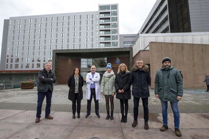 Participantes en la presentación de la iniciativa solidaria del festival Sónica frente al Hospital Valdecilla.