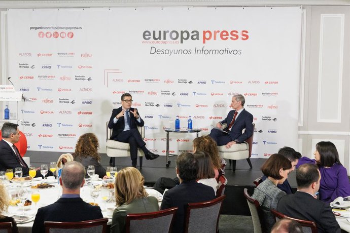 El ministro de la Presidencia, Relaciones con las Cortes y Memoria Democrática, Félix Bolaños (i) y el director de Europa Press, Javier García Vila (d), durante un desayuno de Europa Press, en el Rosewood Villa Magna, a 25 de enero de 2023, en Madrid (E