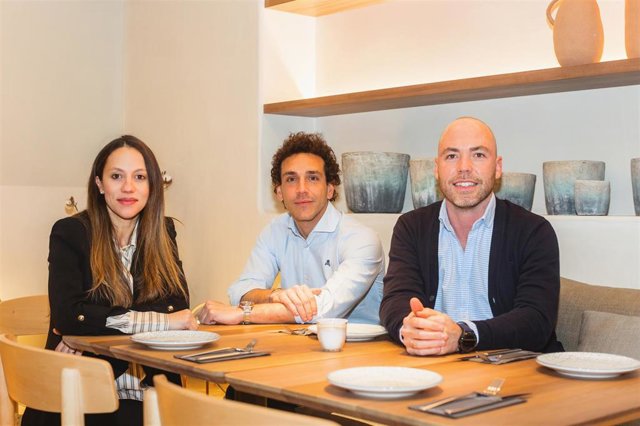 De izquierda derecha , directivos de Saona : Fernanda López Campos, Directora de Marketing y Proyectos Digitales , Mario de la Peña, Director de Expansión y Desarrollo, y Pablo Plasencia Director de Formación & Excelencia Operacional y Franquicias.