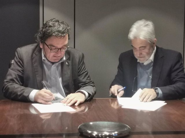 El delegado territorial de ONCE en Baleares, Josep Vilaseca, y el presidente del Consejo Regulador de la IGP Sobrassada de Mallorca, Andreu Palou, firman el convenio.