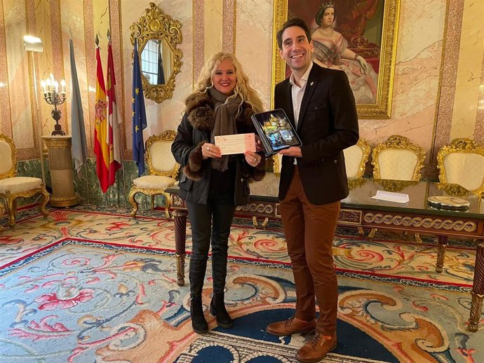 Miguel Merino, junto a la ganadora del concurso.