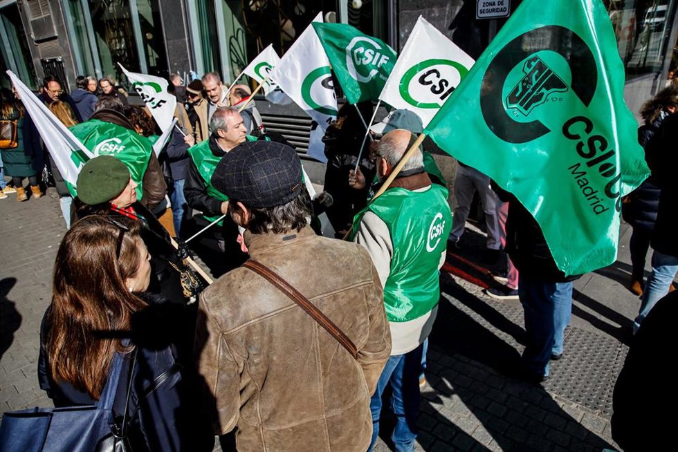 Varias personas participan con banderas durante una concentración de los sindicatos de la Inspección de Trabajo y Seguridad Social, en las inmediaciones de Plaza de España, a 23 de enero de 2023, en Madrid (España). 