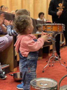 Los menores del centro de refugiados de Pozuelo 'montan' una banda musical con percusionistas de la Orquesta de RTVE