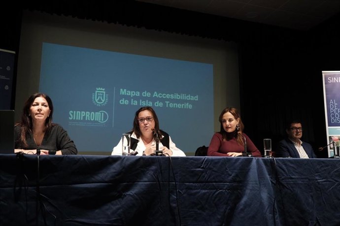 Las consejeras de Acción Social y Modernización del Cabildo de Tenerife, Marian Franquet y Berta Pérez (en el centro), en la presentación del Mapa de Accesibilidad de la isla