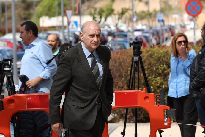 Archivo - El exministro del Interior, Jorge Fernández Díaz, visita al exsecretario general del PSOE y exvicepresidente del Gobierno, Alfredo Pérez Rubalcaba, en el Hospital Puerta de Hierro de Majadahonda (Madrid).