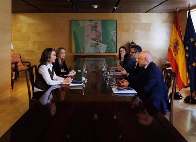 Reunión entre el ministro de la Presidencia, Relaciones con las Cortes y Memoria Democrática, Félix Bolaños (2d), y la portavoz del Grupo Parlamentario Popular, Cuca Gamarra (1i), en el Congreso de los Diputados. 