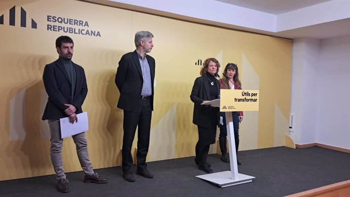 Los abogados Raimon Toms y Andreu Van den Eynde, Marta Vilaret (ERC) y la abogada Olga Arderiu.