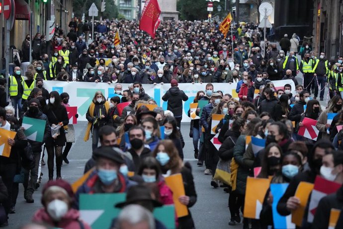 Archivo - Concentración convocada por Sare a  favor de los presos de ETA en Bilbao