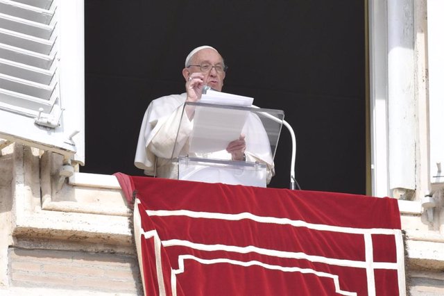 Archivo - El Papa Francisco durante el ángelus del domingo 23 de octubre de 2022.
