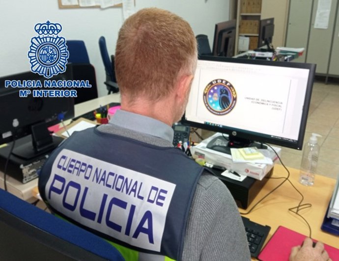 Agente de la Unidad de Delincuencia Económica y Fiscal (UDEF) en Melilla, encargada de la investigación por estafa con una fotógrafa detenida