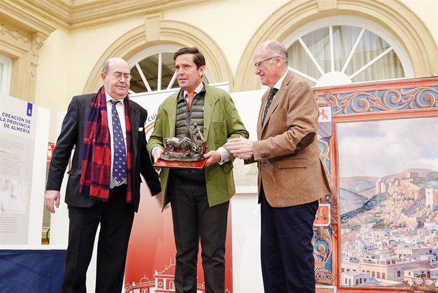 El matador Dávila Miura recibe el premio Manuel del Águila del Foro 3 Taurinos 3.