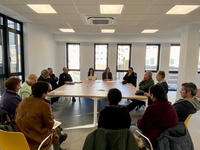 Reunión con los vecinos de la alcaldesa de Lugo, Lara Méndez, junto con la subdelegada del Gobierno, Isabel Rodríguez