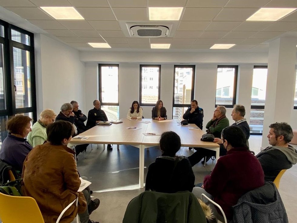 Reunión con los vecinos de la alcaldesa de Lugo, Lara Méndez, junto con la subdelegada del Gobierno, Isabel Rodríguez