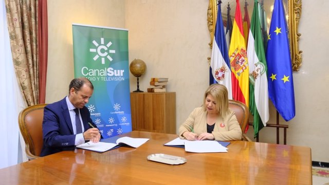 El director general de la Radio y Televisión de Andalucía, Juande Mellado, con la alcaldesa de Jerez.