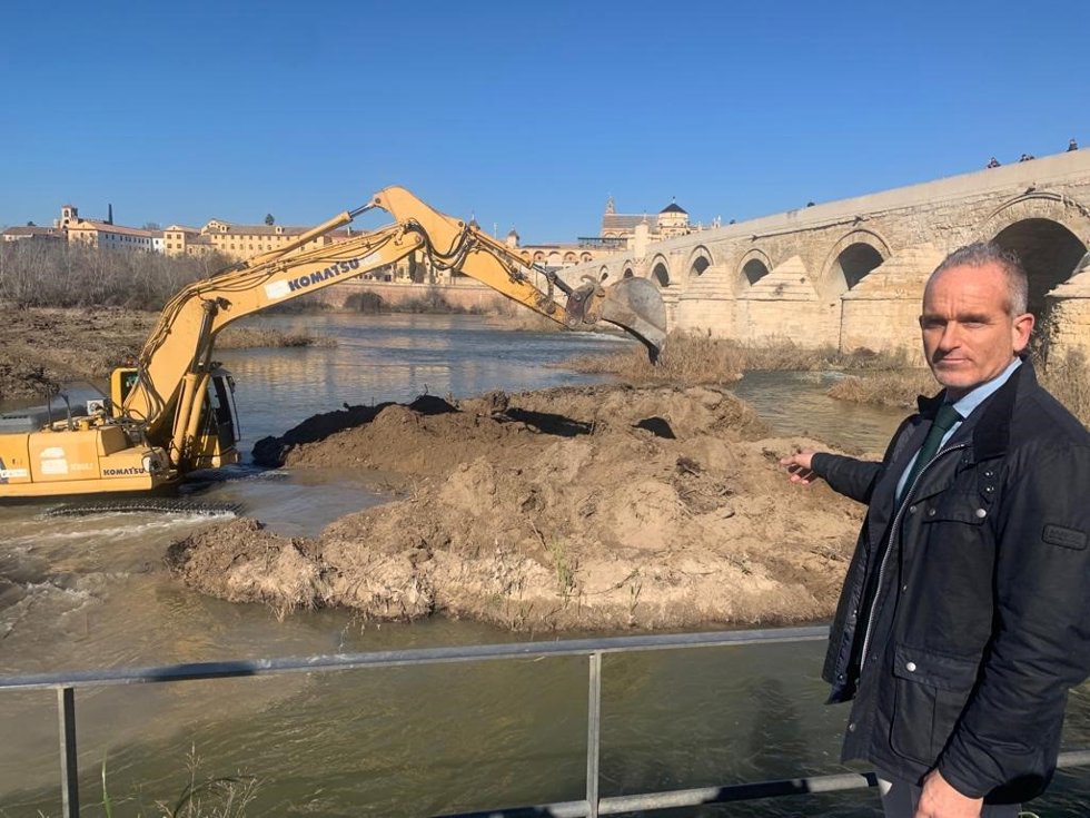 Rafael Martínez ante el islote que está siendo eliminado en el río Guadalquivir.