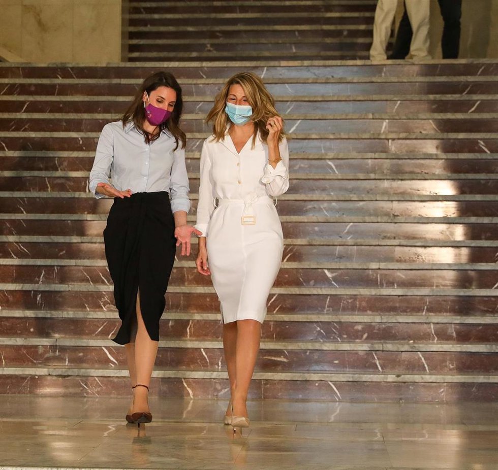 Archivo - La ministra de Igualdad, Irene Montero (i), y la vicepresidenta del Gobierno y ministra de Trabajo y Economía Social, Yolanda Díaz.