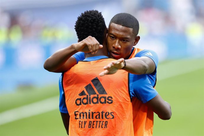 Archivo - David Alaba se abraza a Vinicius Jr antes de un partido del Real Madrid