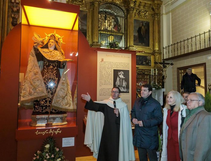El presidente de la Junta de Castilla y León, Alfonso Fernández Mañueco, en su visita a la exposición en Alba de Tormes