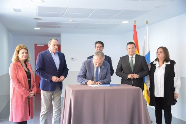 El presidente de Canarias, Ángel Víctor Torres, firma la segunda adenda del convenio de colaboración que permitirá la ampliación del Hospital del Sur
