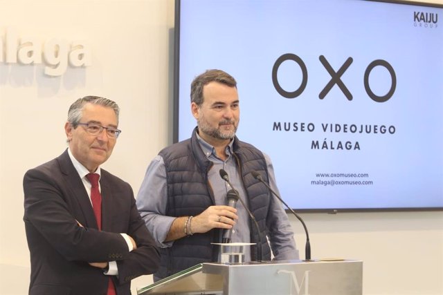 Archivo - El presidente de la Diputación de Málaga, Francisco Salado, y el CEO de Kaiju Group, Javier Ramos, durante la presentación de OXO Museo del Videojuego de Málaga.