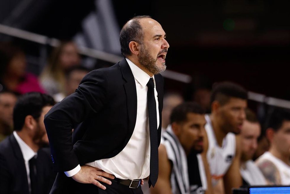 Archivo - El entrenador del Real Madrid, Chus Mateo, en un partido ante el UCAM Murcia de la Liga Endesa 2022-2023, en el Wizink Center.