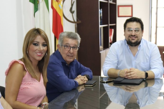 El subdelegado del Gobierno (a la izquierda), en una reunión con el regidor loreño.