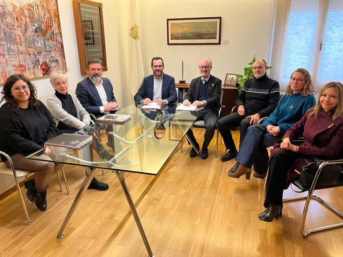 Endesa y Maó firman un convenio para mejorar la calificación profesional de 50 trabajadores.