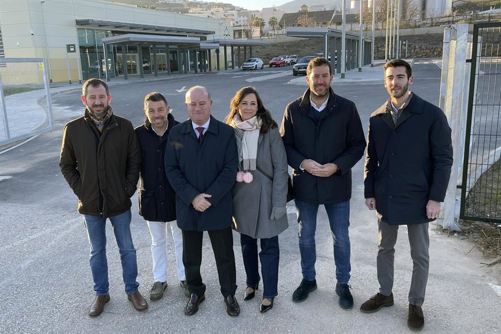 El alcalde de Antequera ha visitado este miércoles la nueva estación de tren del municipio.