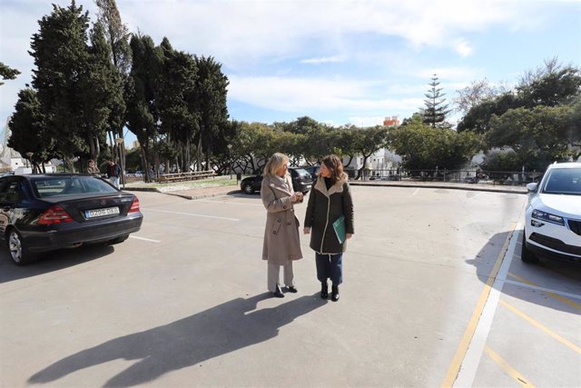 La alcaldesa, Ángeles Muñoz, y la delegada del Gobierno autonómico en Málaga, Patricia Navarro, en una visita a la parcela donde se ubicará el centro.