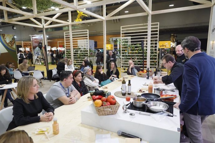 Demostración culinaria en el expositor de 'Sabores Almería' en Madrid Fusión.