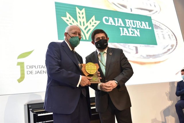 José Luis García Lomas recibió de manos del presidente de la Diputación el Premio de la Provincia de Jaén 2022