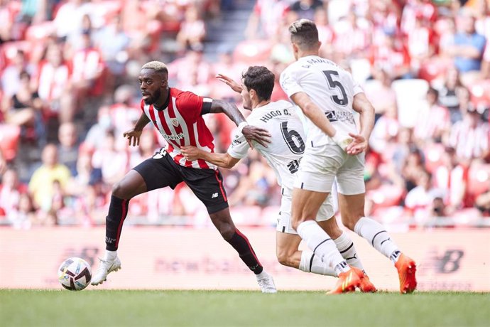 Archivo - Inaki Williams (Athletic Club) regatea a Hugo Guillamón y Gabriel Paulista (Valencia) en un partido de LaLiga Santander 2022-2023 en San Mamés. 