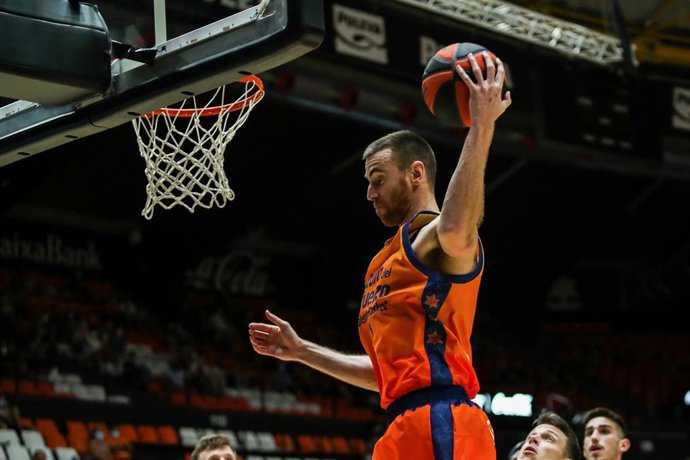 Archivo - Victor Claver captura un rebote en un partido del Valencia Basket