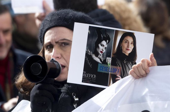 Una mujer con una foto de la ministra de Justicia, Pilar Llop, en una manifestación de letrados de la Administración de Justicia para exigir sueldos dignos, a 24 de enero de 2023, en Madrid (España). Las tres principales asociaciones de letrados de la A
