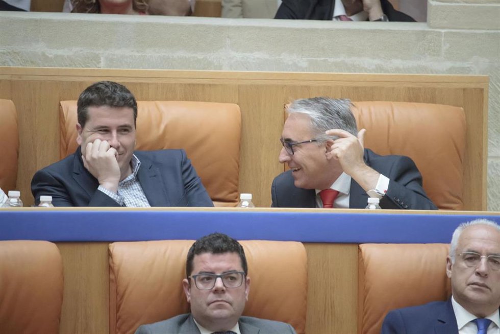 Archivo - Los diputados del PP en el Parlamento de La Rioja Diego Bengoa y  Jesús Ángel Garrido en una foto de archivo