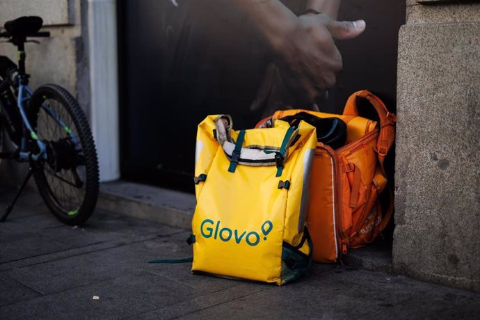 Archivo - Una mochila de Glovo en una calle del centro de Madrid