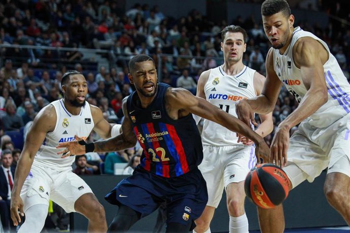 Cory Higgins pelea un balón con Walter Tavares en el Real Madrid-Bara de la Liga Endesa 2022-2023